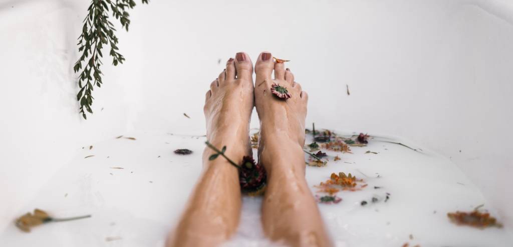 Rotina noturna: Aprenda a fazer massagem hidratante para os pés