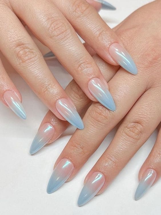 Blueberry milk nails: Conheça as unhas queridinhas do momento