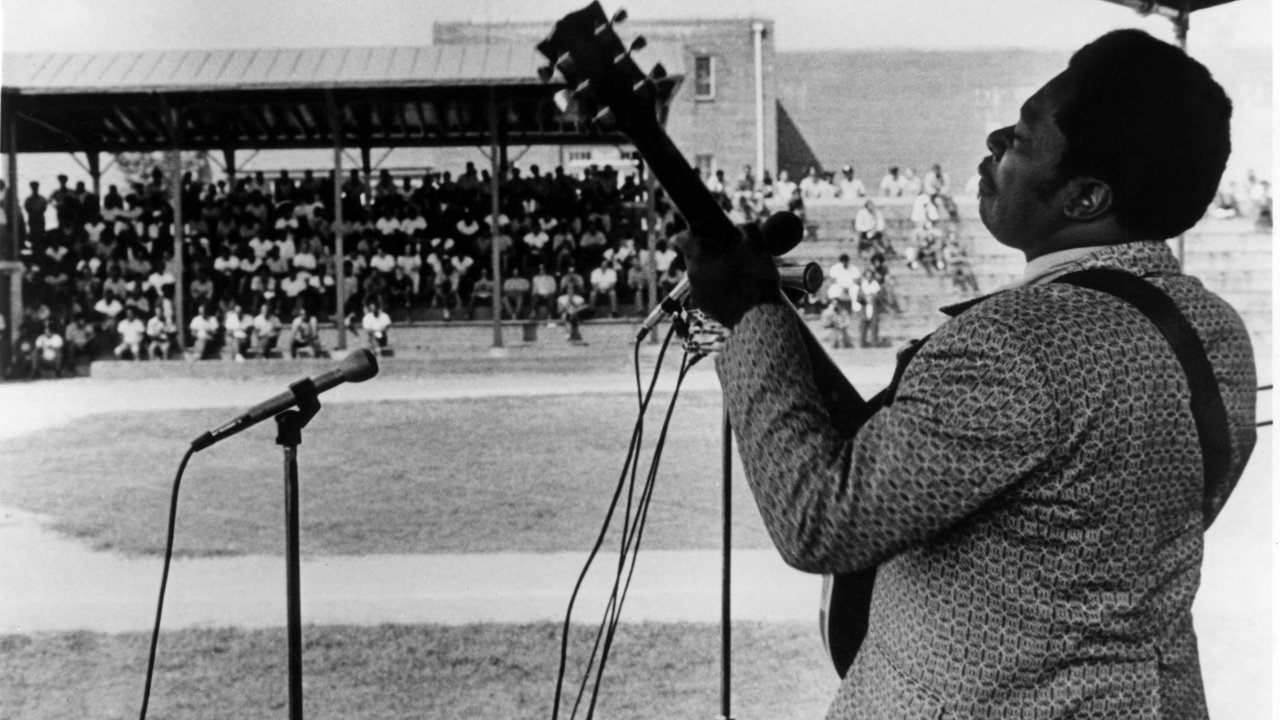 B.B. King se apresentando na prisão do Condado em foto dada ao MIS