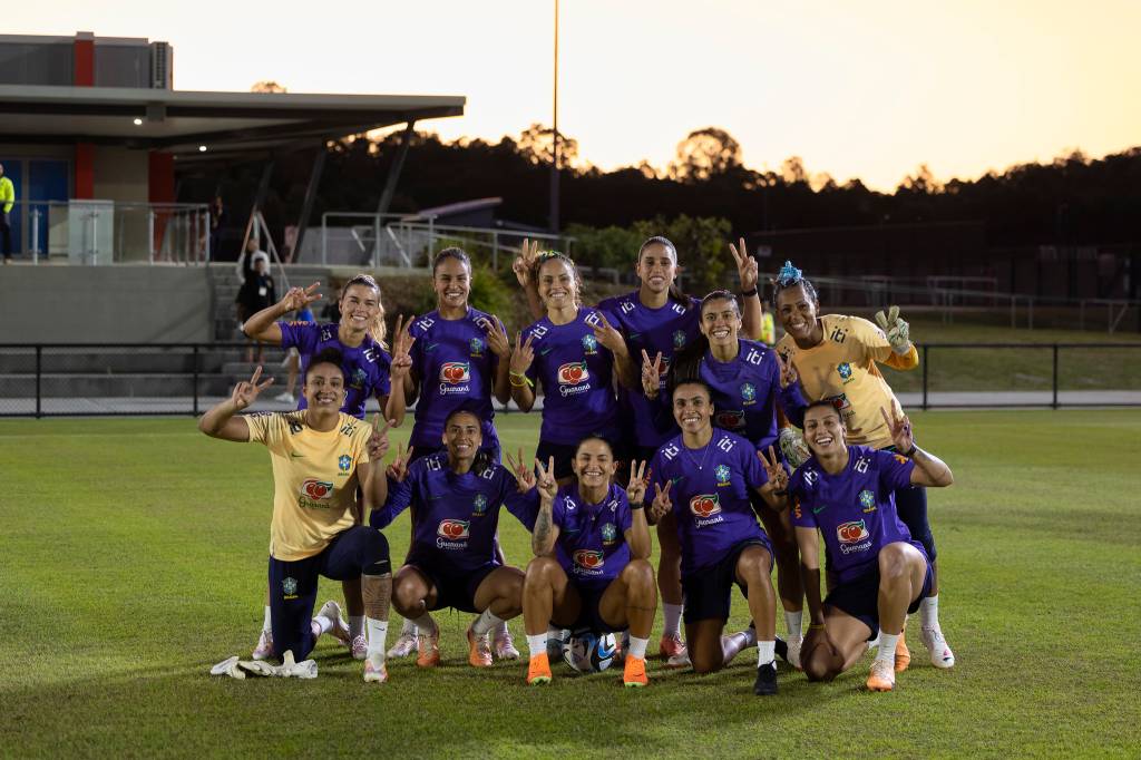 Jogadoras da seleção posando para foto em um dos treinos oficiais na Copa do Mundo de 2023