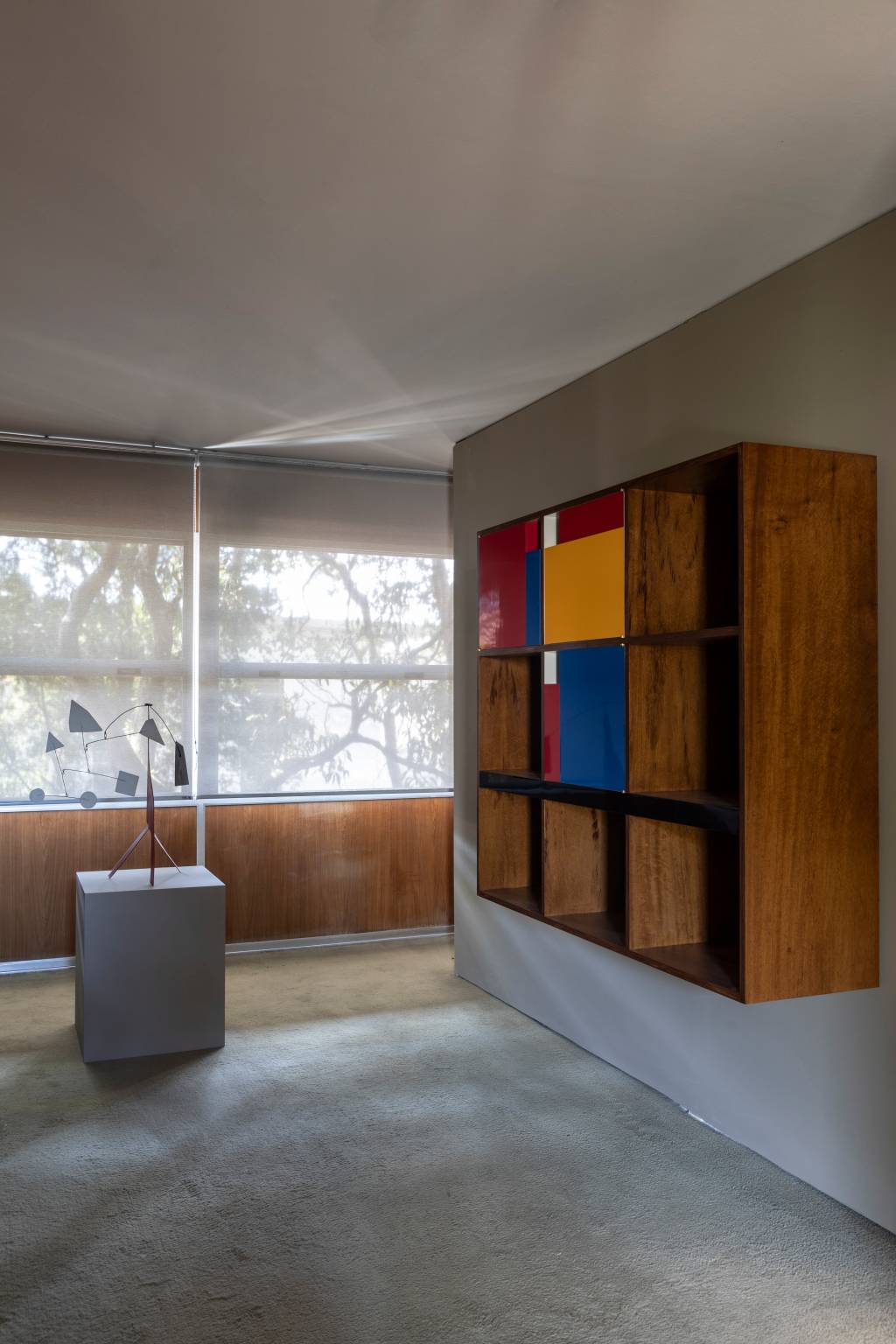 A estante com nove nichos foi desenhada por Artigas para sua filha. A peça reeditada pela Etel terá 30 exemplares à venda FOTO Ruy Teixeira casa Artigas, São Paulo