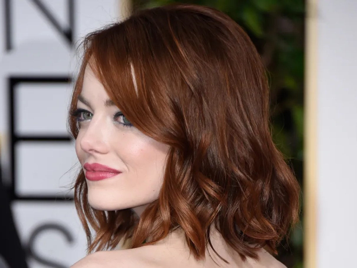 Emma Stone surge com os fios loiros e surpreende fãs | CLAUDIA