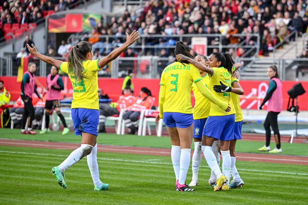 Você lembra quais foram as classificações da Seleção Brasileira de Futebol Feminino nas Copas do Mundo? Vem relembrar com a gente