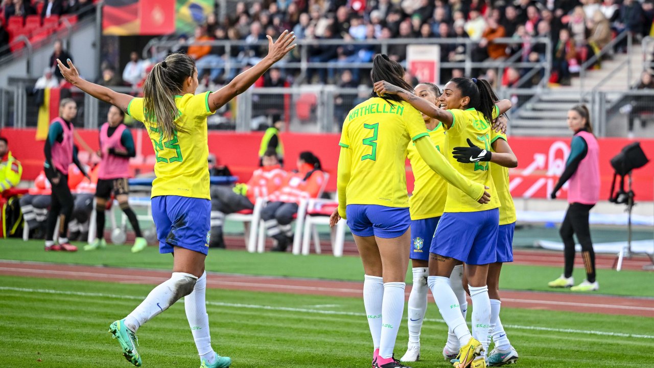 Você lembra quais foram as classificações da Seleção Brasileira de Futebol Feminino nas Copas do Mundo? Vem relembrar com a gente