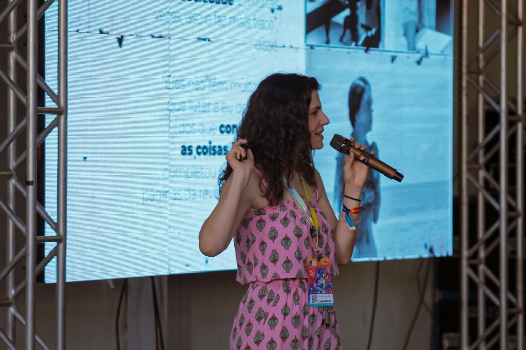 Helena Galante discursa sobre Claudia no Festival Hacktown