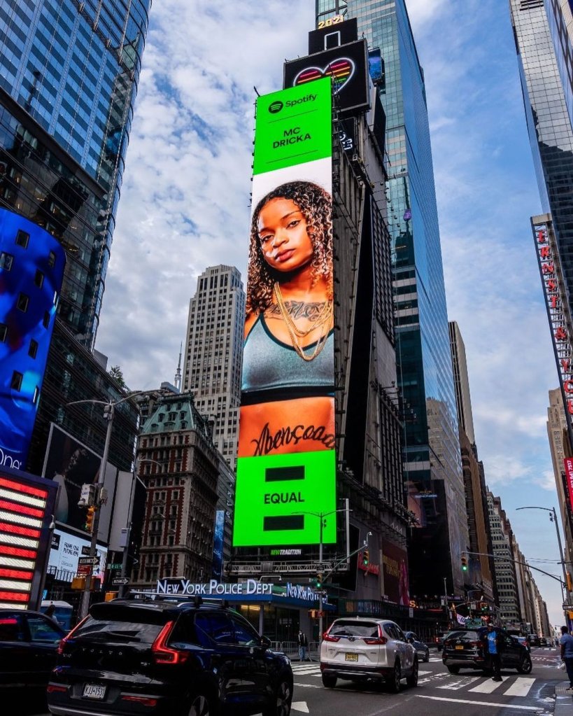 Faixada com foto de MC Dricka na Times Square, NY