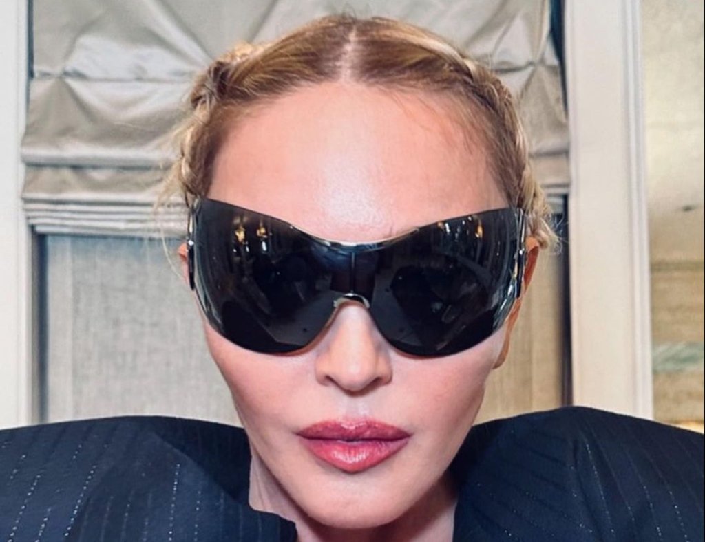 Madonna com óculos preto