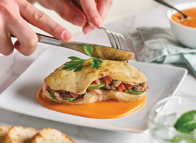Receita de Frango recheado com legumes e molho de pimentão Receita de Frango recheado com legumes e molho de pimentão