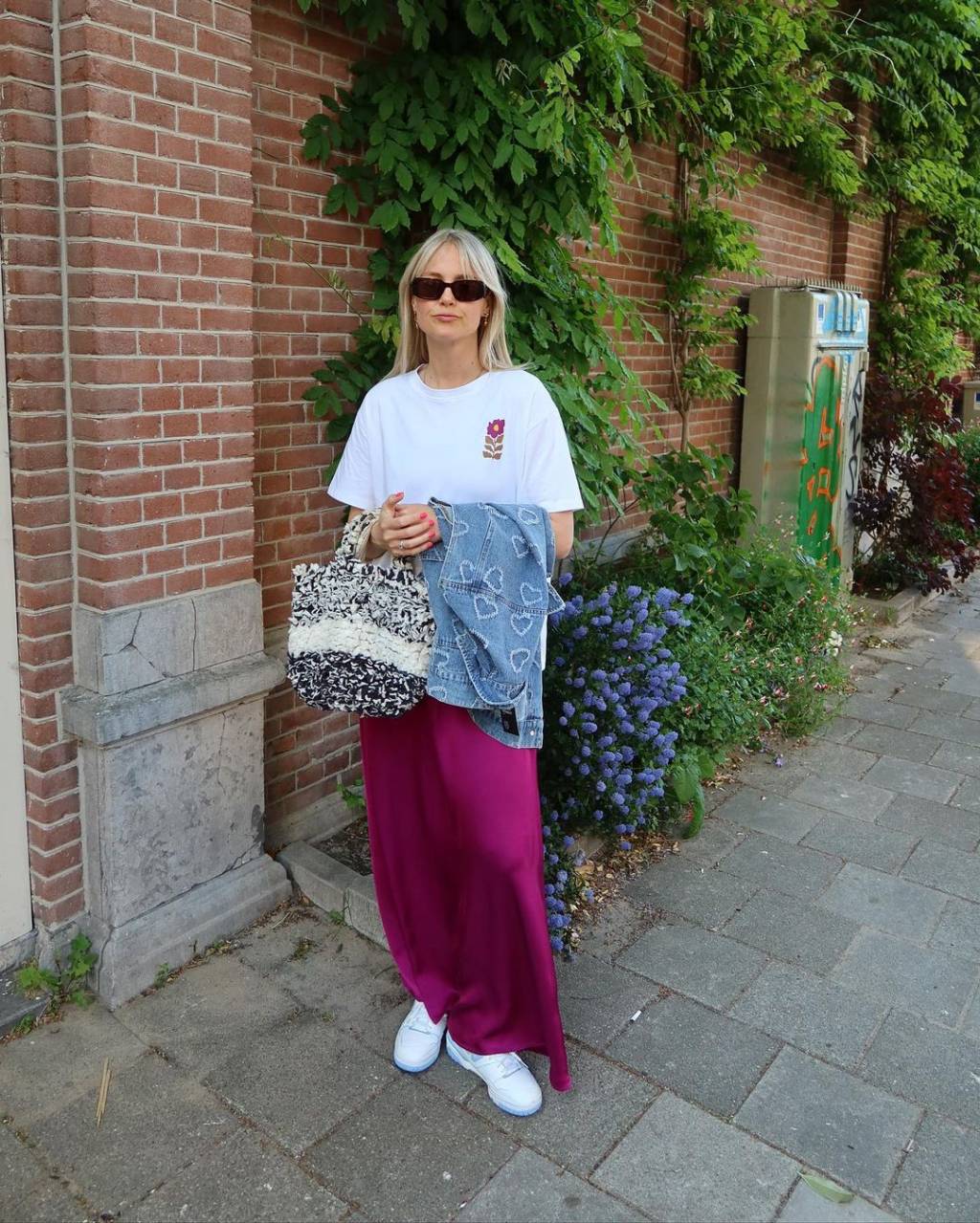 Saia-longa-estilo-esportivo Mulher usando look esportivo com saia longa