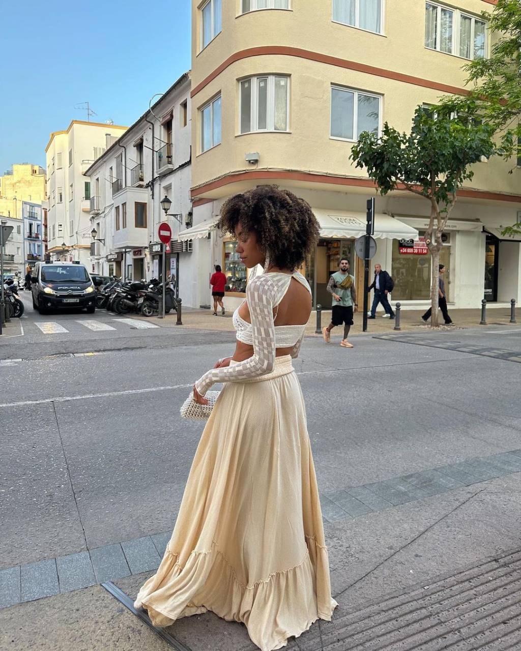 Saia-longa-estilo-romântico Mulher usando look romântico com saia longa