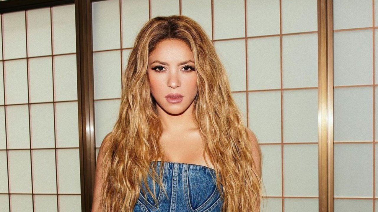 Shakira com um corset jeans