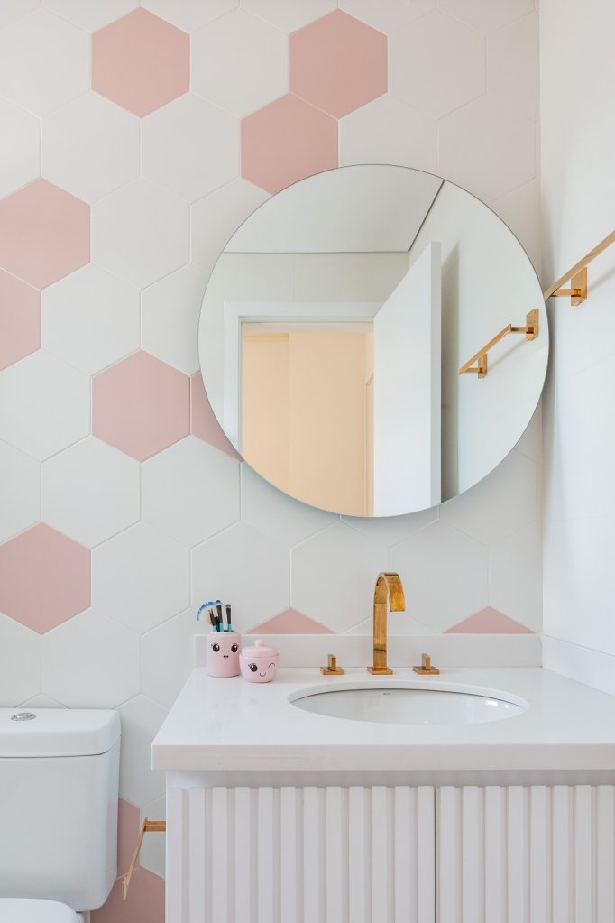 Banheiro com revestimentos hexagonais rosa
