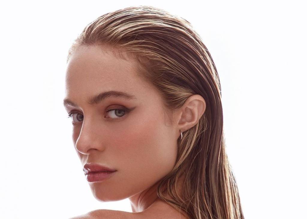 cabelo-para-trás-molhado Modelo com cabelo todo para trás