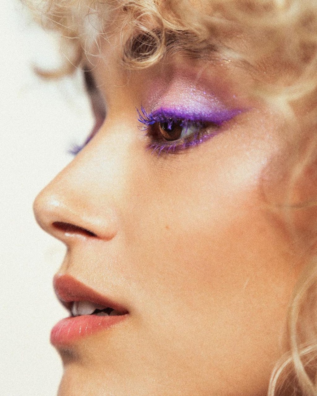 Modelo Louane Lefranc com maquiagem com rímel lilás feita pela maquiadora Jessica Bringand.