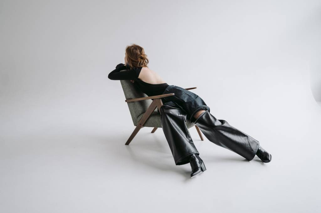 como-cuidar-das-peças-de-couro Mulher usando calça de couro