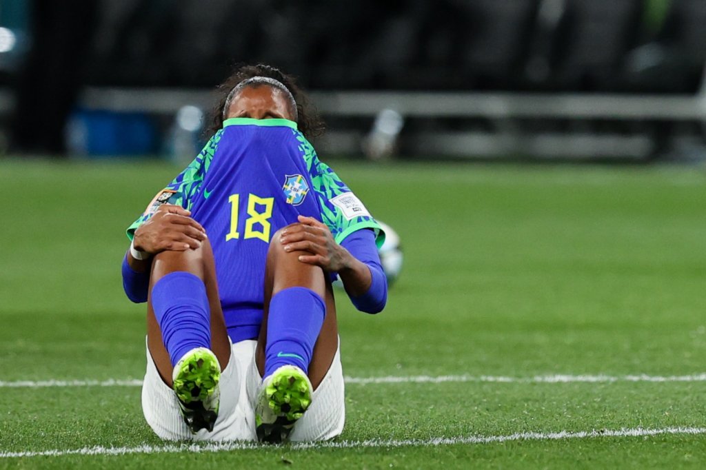 Jogadora brasileira Geyse Ferreira chorando em campo após eliminação
