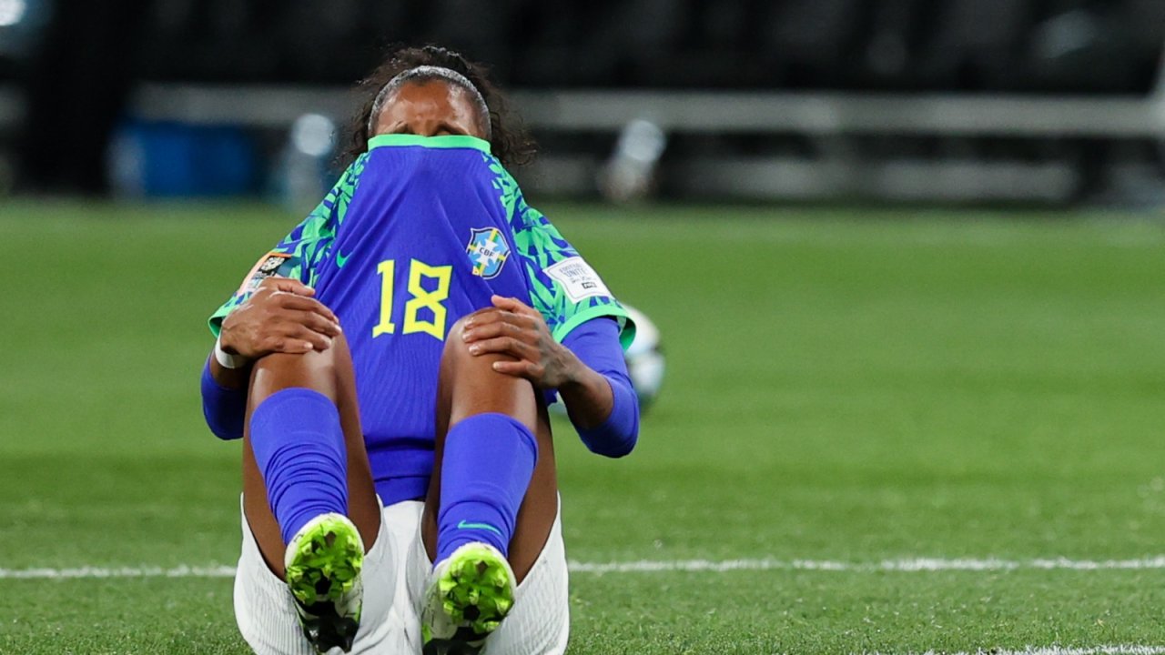 Jogadora brasileira Geyse Ferreira chorando em campo após eliminação
