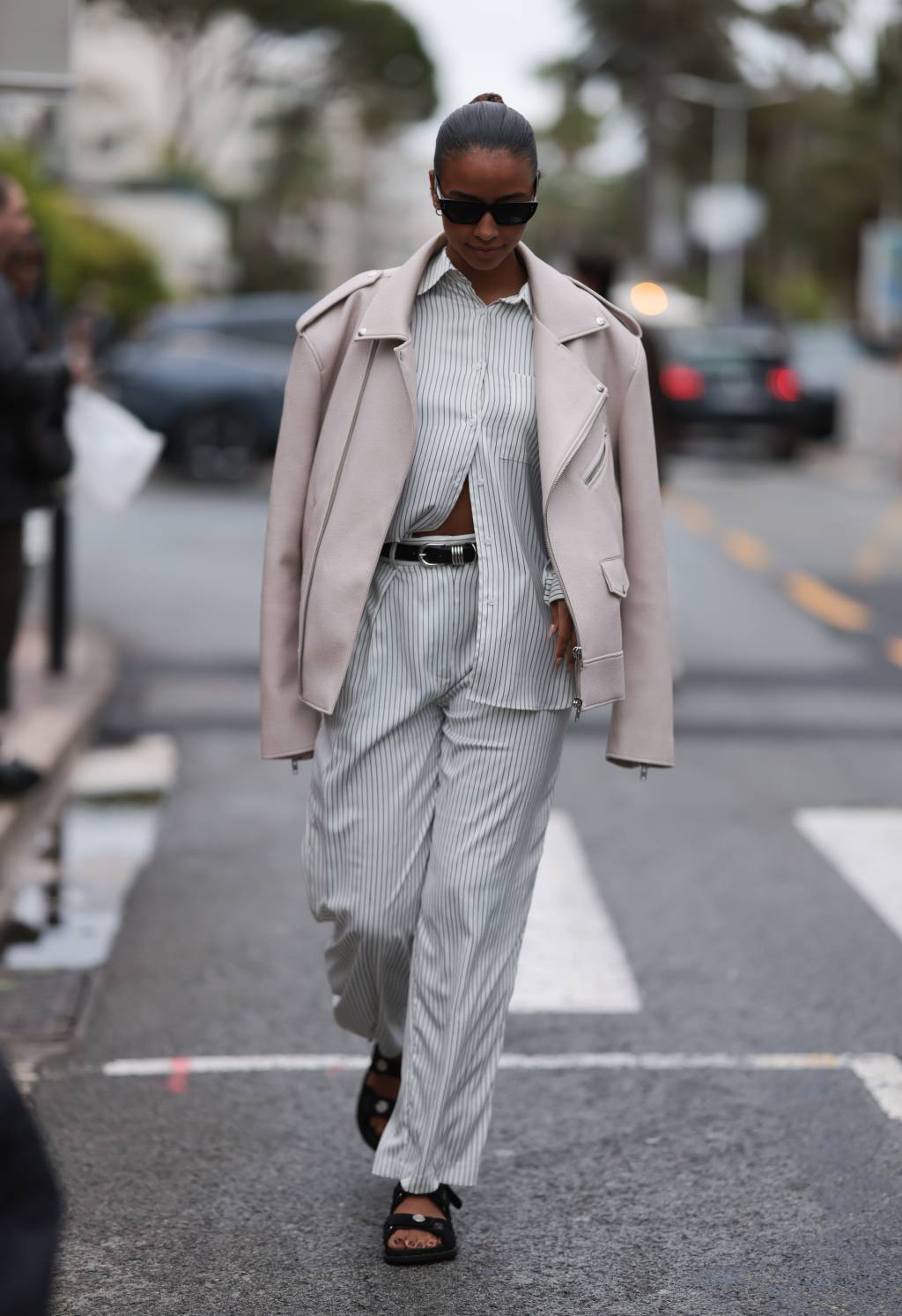 Street Style – The 76th Annual Cannes Film Festival jaqueta de couro com alfaiataria
