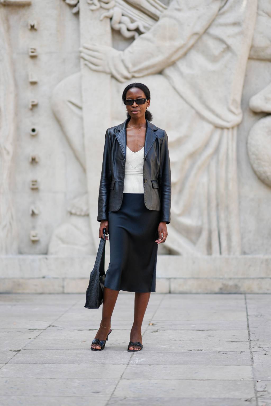 Street Style – Paris Fashion Week – Haute Couture Fall/Winter 2023/2024 – Day One jaqueta de couro com saia lápis - look trabalho