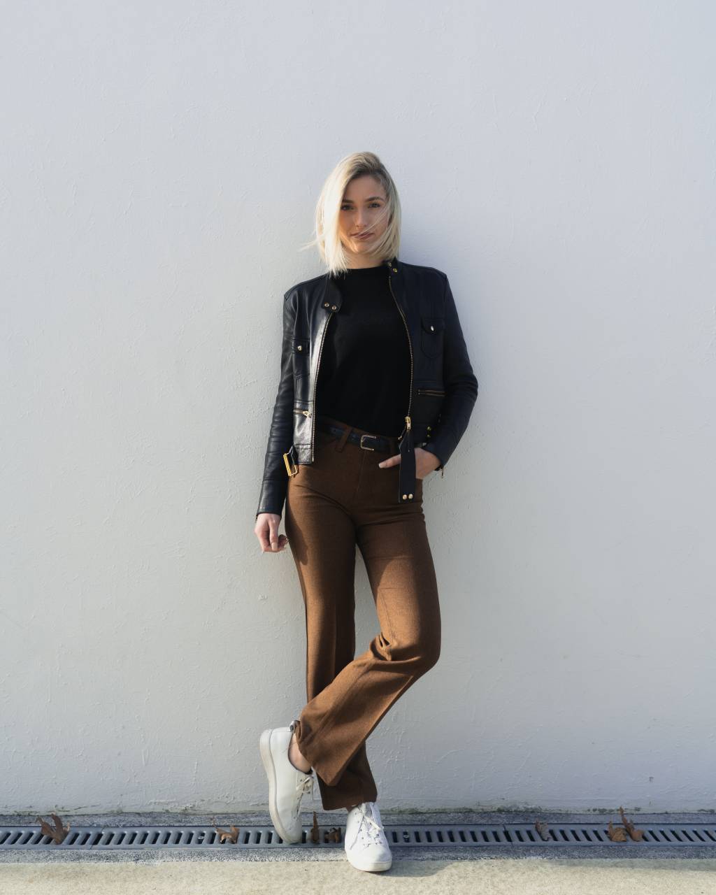 jaqueta-couro-tenis-trabalho look trabalho com jaqueta de couro e tênis