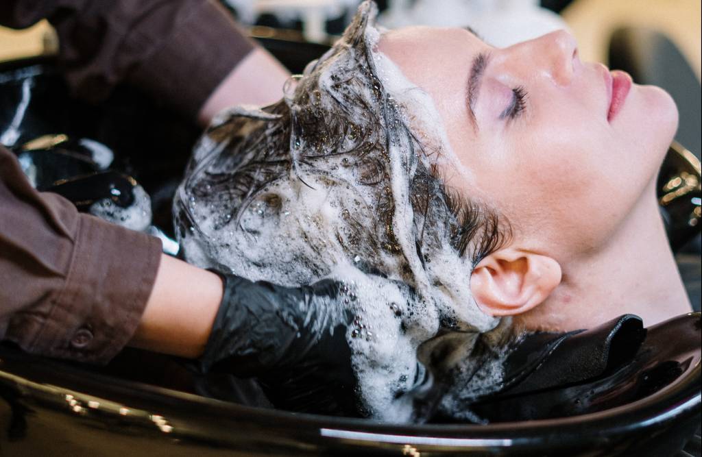 lavagem-adequada-do-cabelo Mulher lavando o cabelo no salão