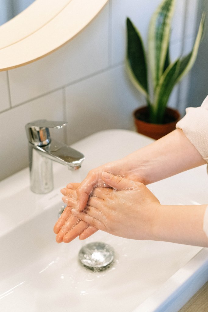 Mulher lavando as mãos