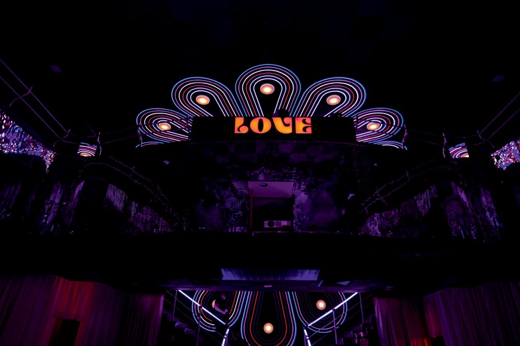 Conheça o que acontece no Love Cabaret, um dos estabelecimentos adultos mais populares do momento.
