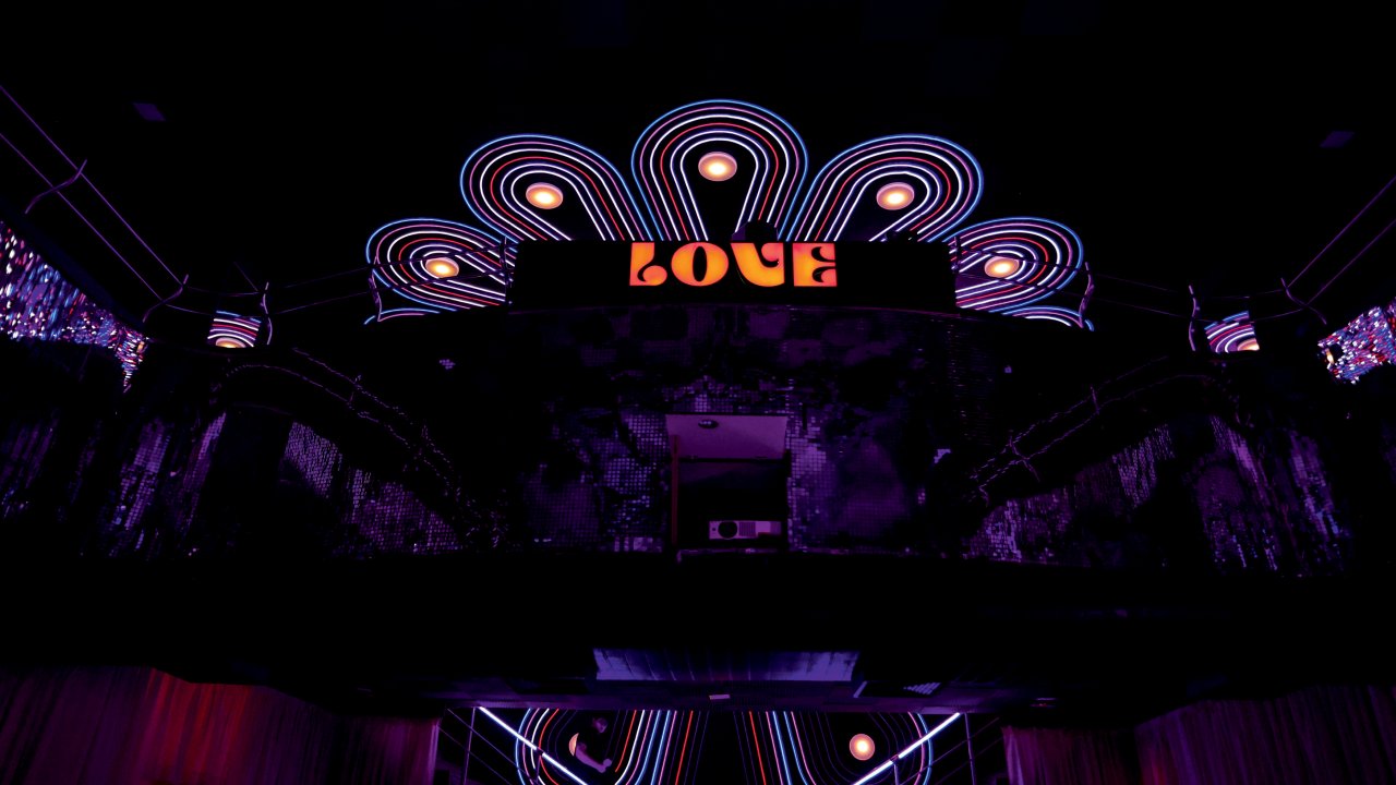 Conheça o que acontece no Love Cabaret, um dos estabelecimentos adultos mais populares do momento.
