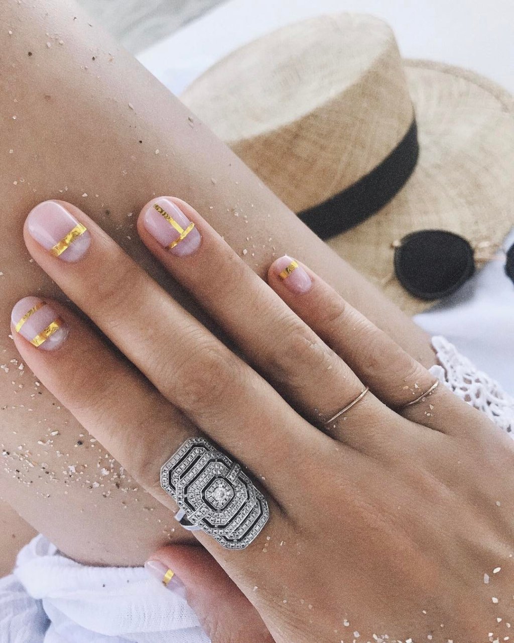nail art elegante com linhas douradas