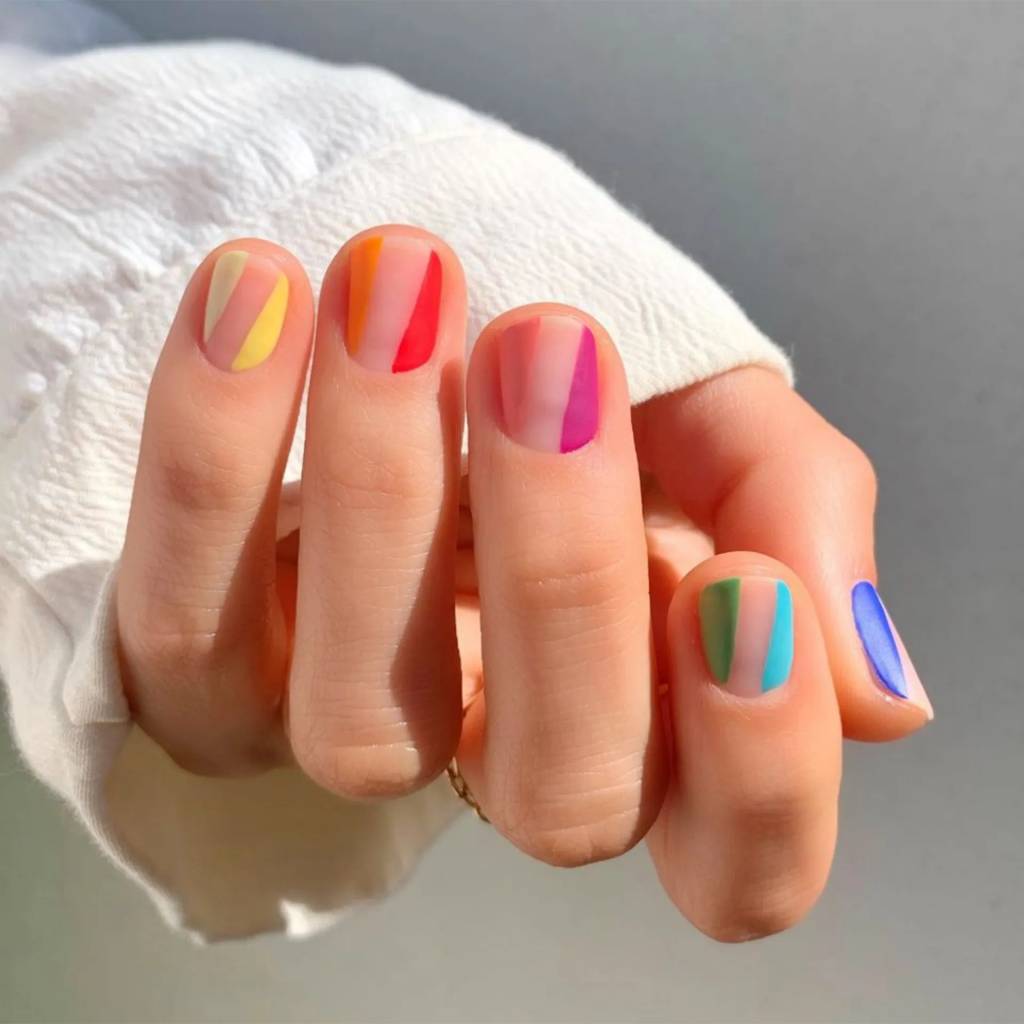 nail art elegante com espaço negativo