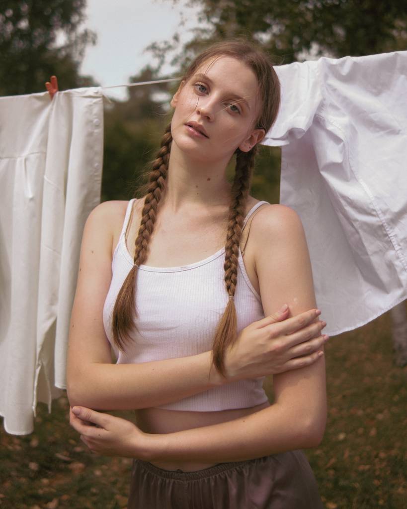 Mulher com duas tranças nos cabelos