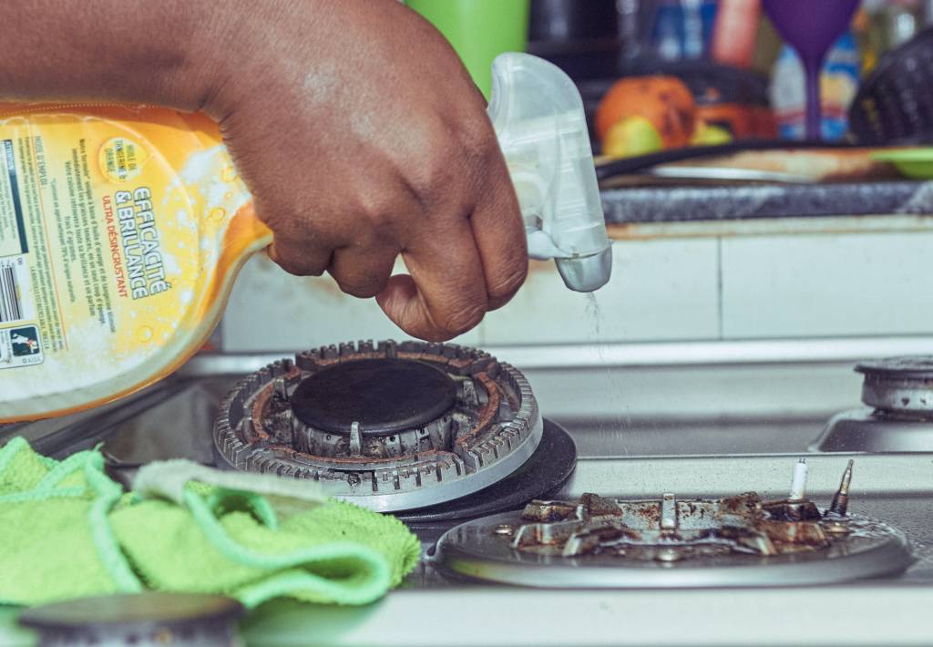 produtos-limpeza-químicos-alergias-intoxicações Pessoa limpando o fogão