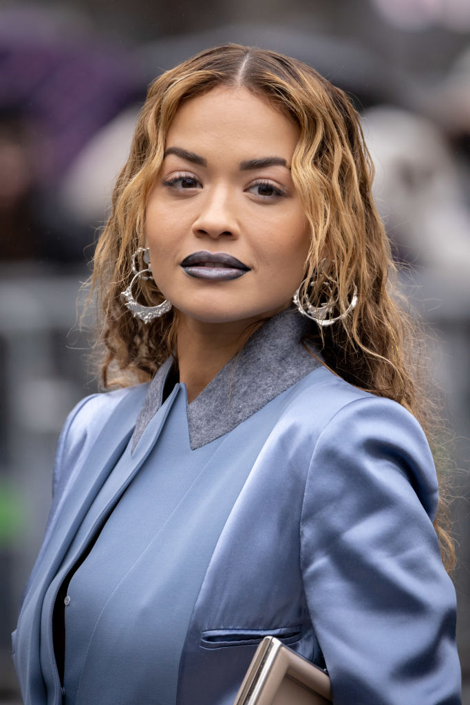 Fendi Couture : Outside Arrivals – Haute Couture Spring Summer 2023 Rita Ora com batom azul.