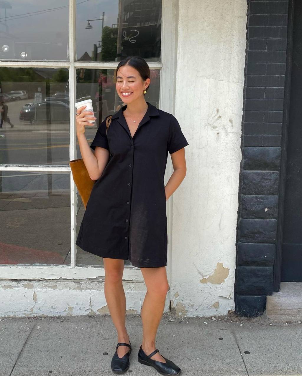 sapatilhas-tendência Mulher usando look moderno com sapatilha