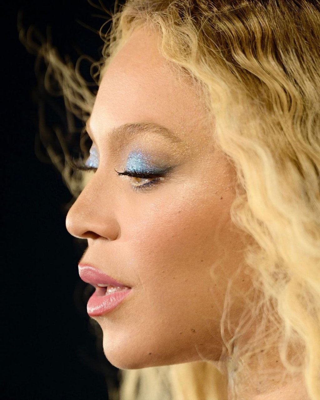 Beyoncé com sombra azul brilhante.