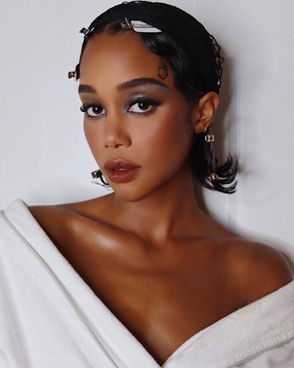 sombra-azul-canto-interno-laura-harrier-insta-hungvanngo Inspirações de maquiagens com sombra azul