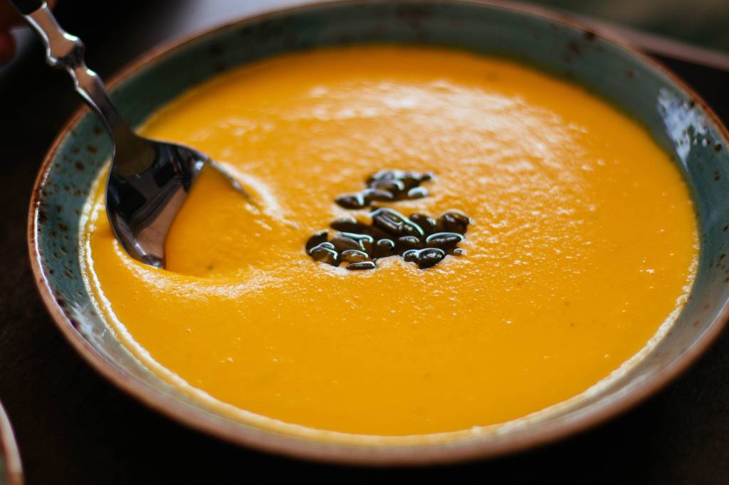 sopa de abobora – receitas saudáveis de inverno Sopa de abóbora cabotiá com carne