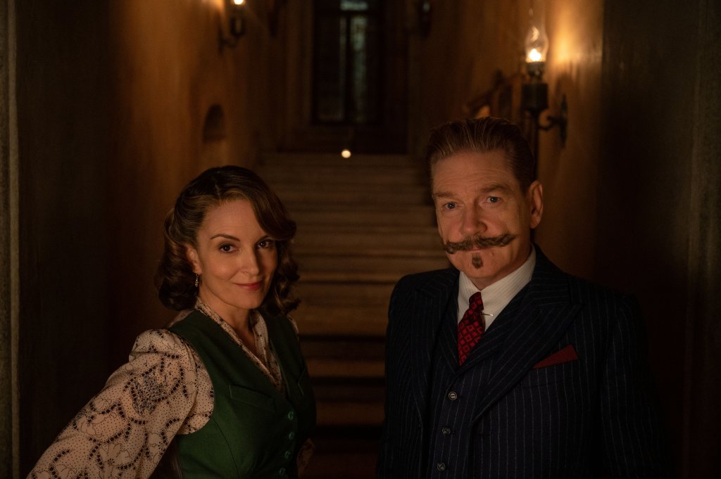 Tina Fey, como Ariadne Oliver, e Kenneth Branagh, como Hercule Poirot , em 'A Noite das Bruxas'