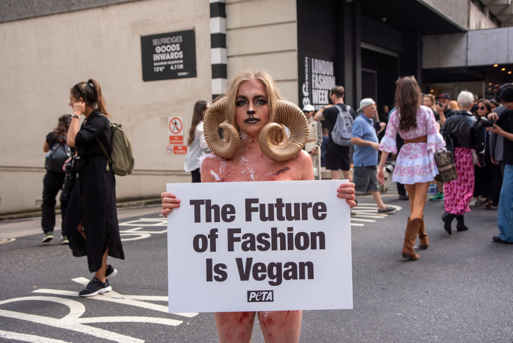 PETA protesta contra exploração animal nas semanas de moda