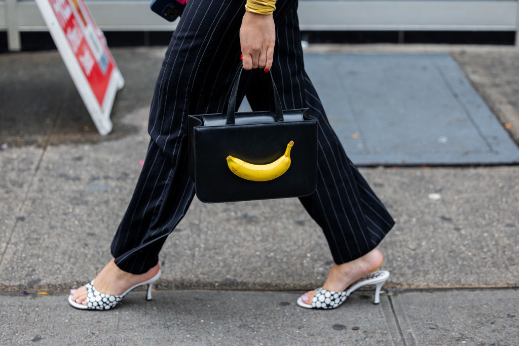 Street Style – September 2023 – New York Fashion Week Acessórios diferentes, com formatos de animas e frutas, apareceram com frequência na NYFW