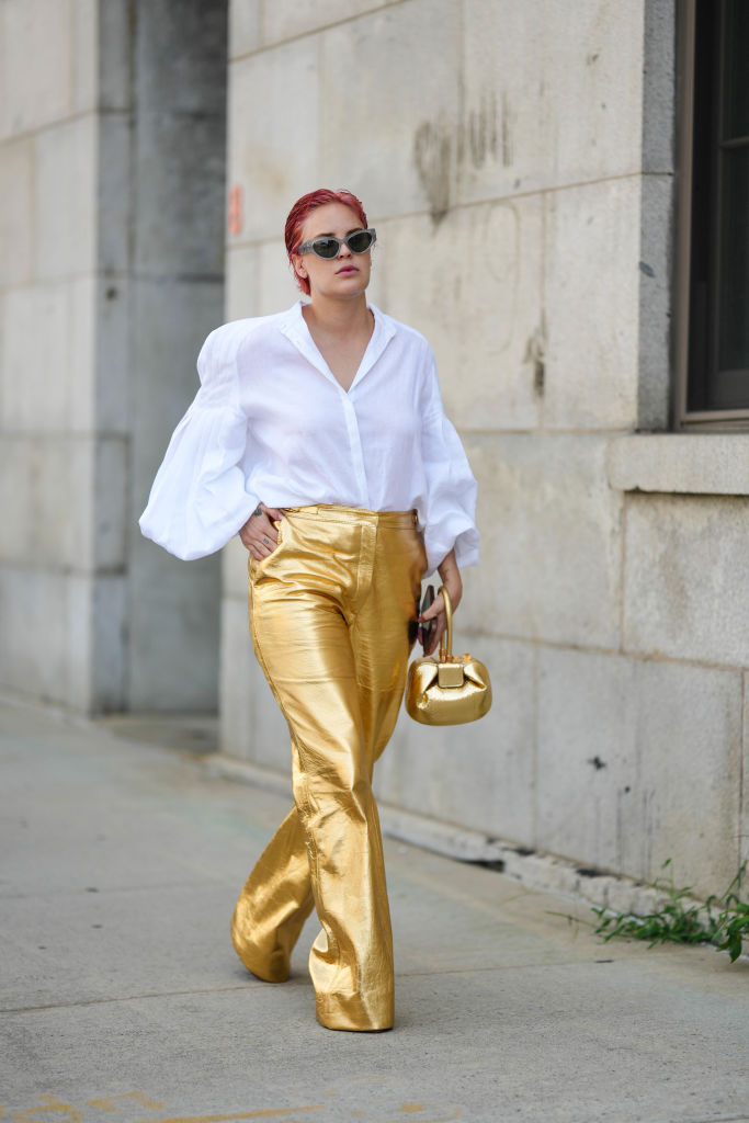 Street Style – September 2023 – New York Fashion Week Roupas e acessórios metálicos seguem em alta