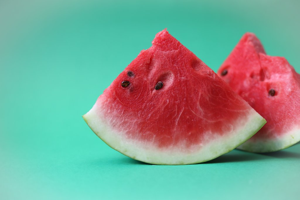 A melancia é uma das frutas que mais hidratam, apresentando um teor de 95% de água em sua composição