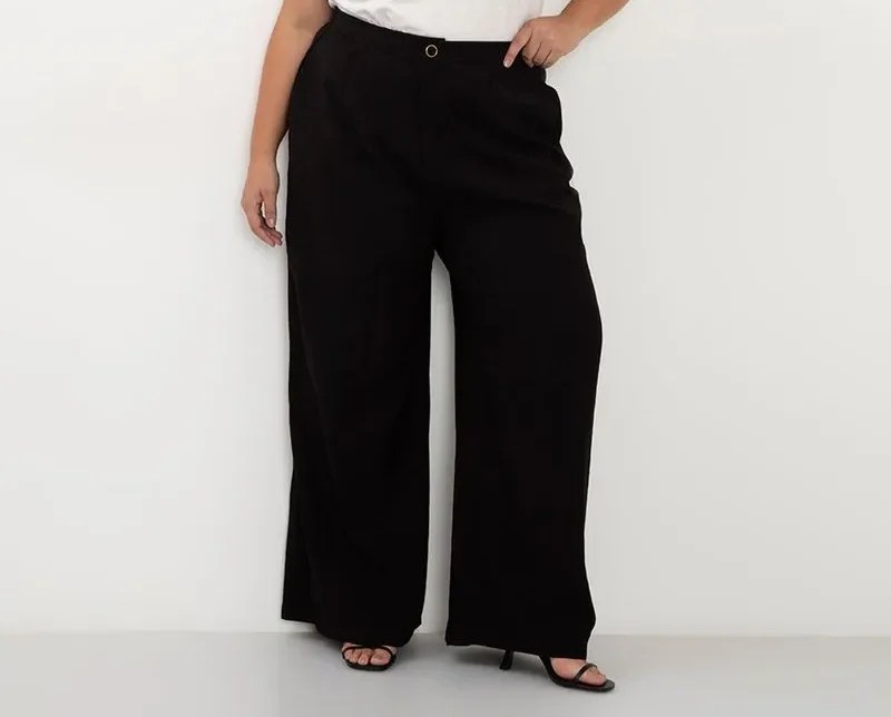 Calça de alfaiataria plus size preta para usar no natal