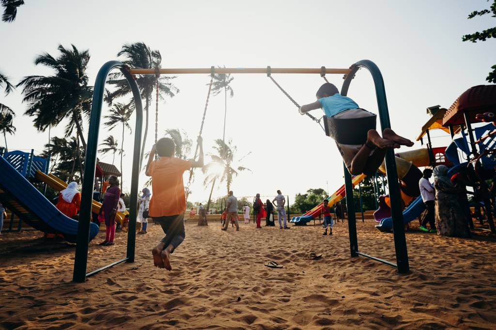 Crianças indianas brincando em um parquinho