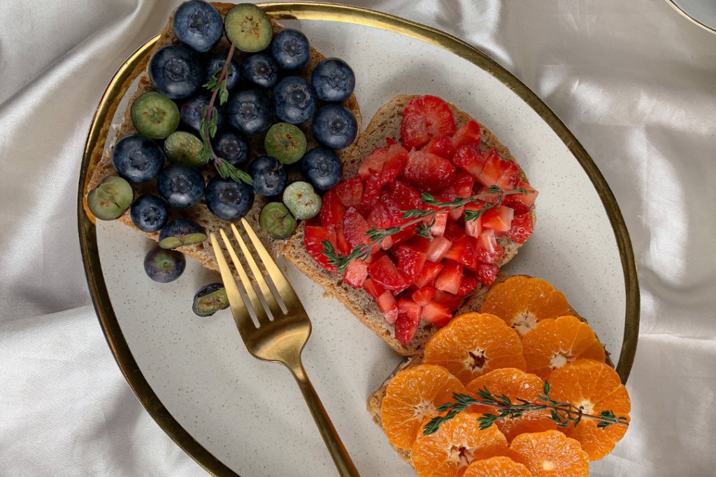 Frutas vermelhas e cítricas são ótimas opções de alimentos anti-inflamatórios.