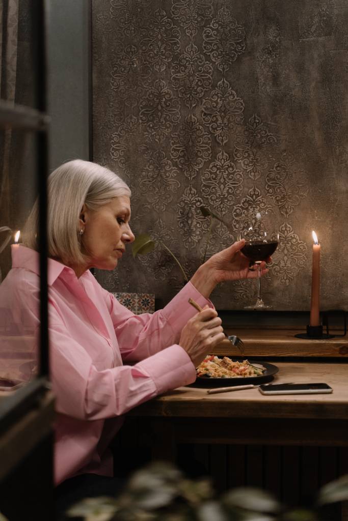 girl-dinner-alimentação-equilíbrio-opções Mulher jantando com uma taça de vinho