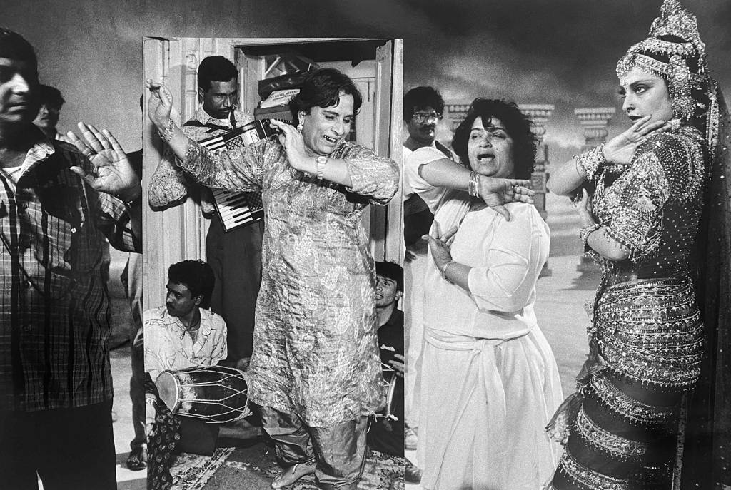 mona-montage-artista-bienal-de-arte-de-sao-paulo-2023 As coreografias do impossível na Bienal de Arte de São Paulo 2023