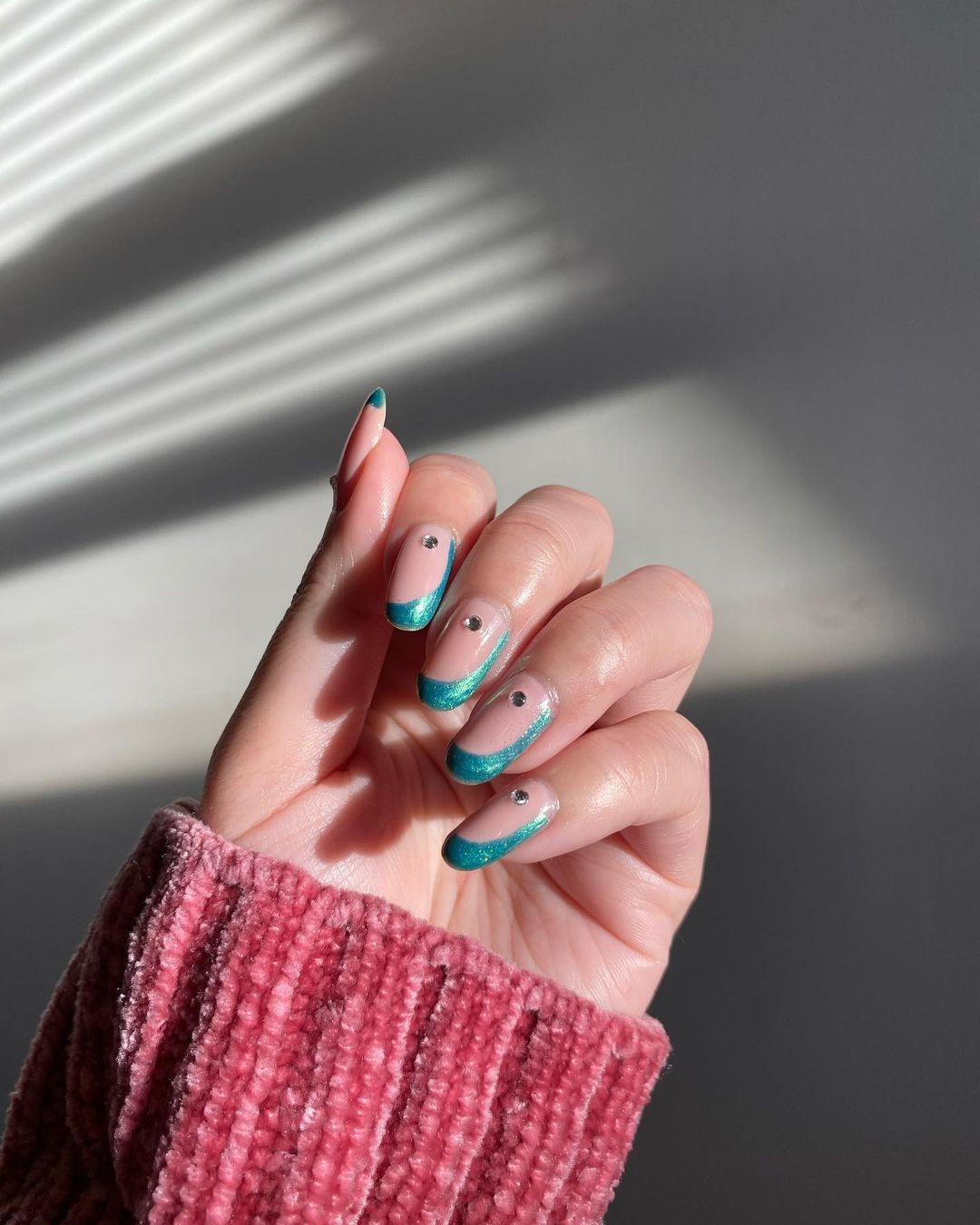 Nail Art para iniciantes: strass e desenhos abstratos.