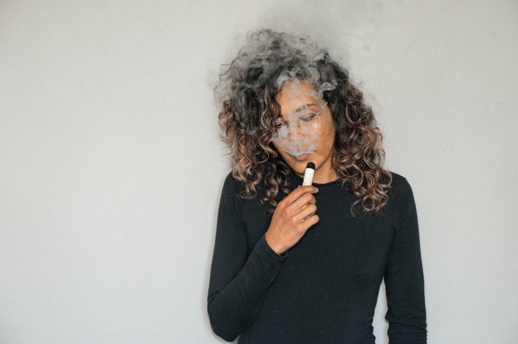 Mulher fumando cigarro eletrônico