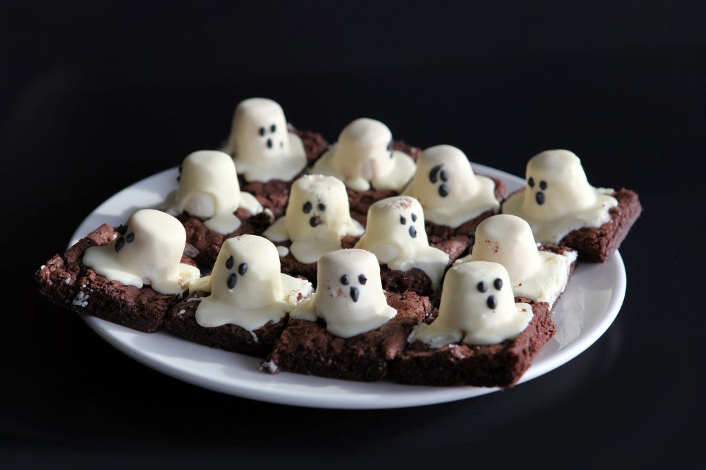 Brownie-Fantasminha-Halloween-comidas-aperitivos-sobremesas-criativas-Dia-das-Bruxas Brownies Fantasminhas